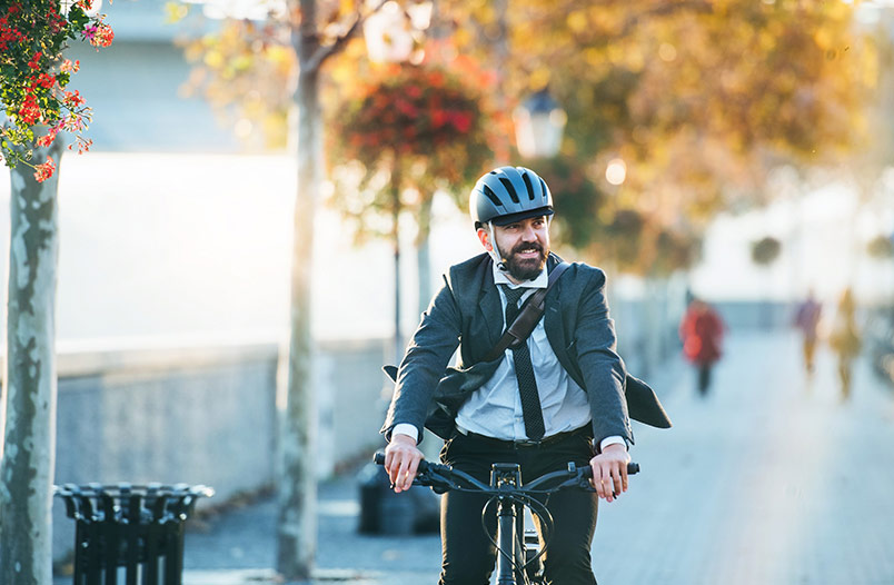 Use un casco de ciclista, claxon y luces para evitar accidentes